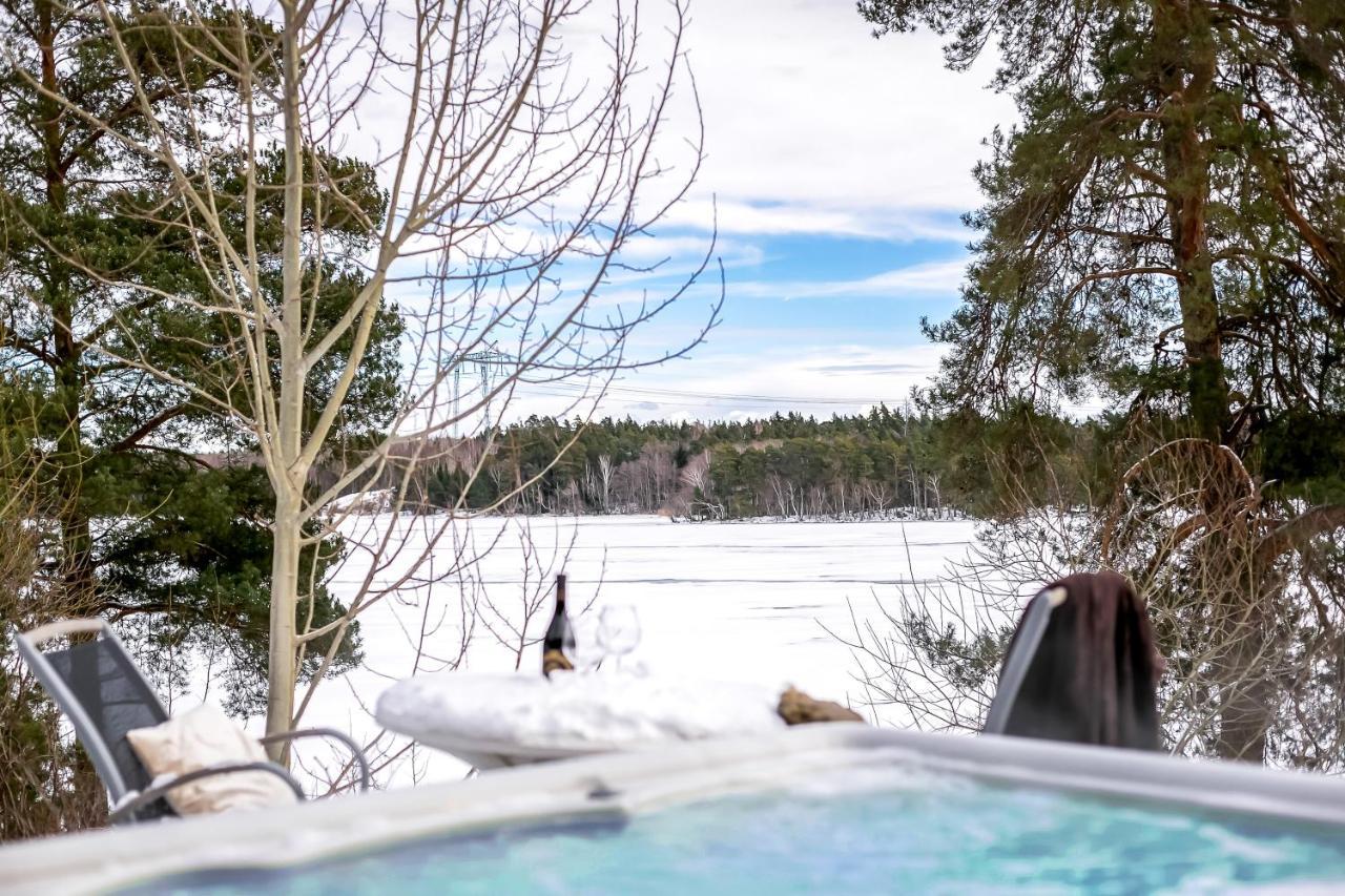 Relaxing Lake Oasis With Jacuzzi - Amazing View & Private Pier Stockholm Buitenkant foto