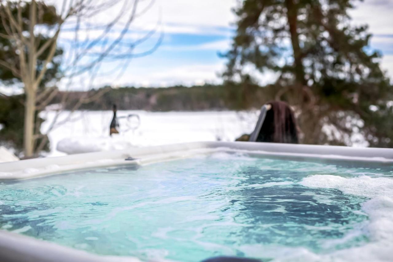 Relaxing Lake Oasis With Jacuzzi - Amazing View & Private Pier Stockholm Buitenkant foto